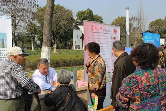 本中心何法医给市民进行免费测量血压